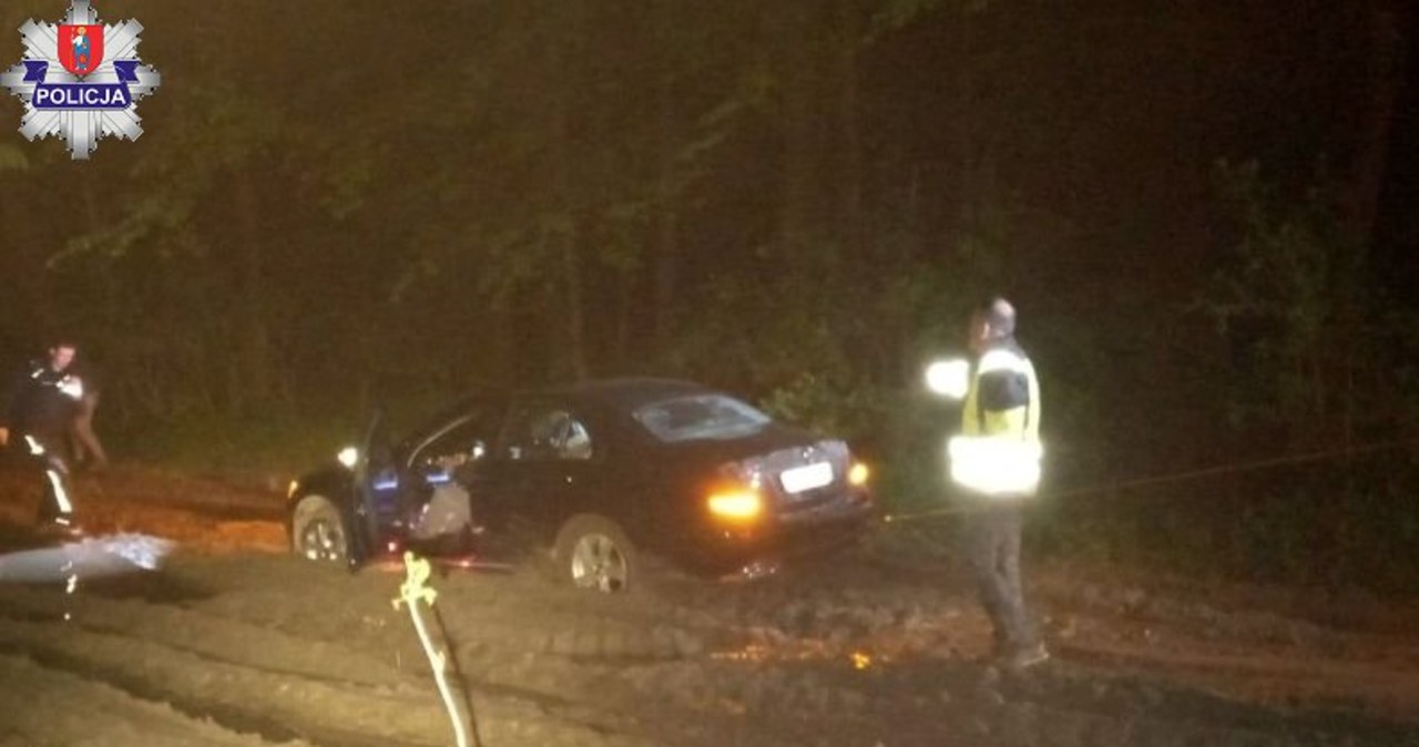 Chcieli ominąć wypadek. Ugrzęźli na błotnistej drodze w lesie