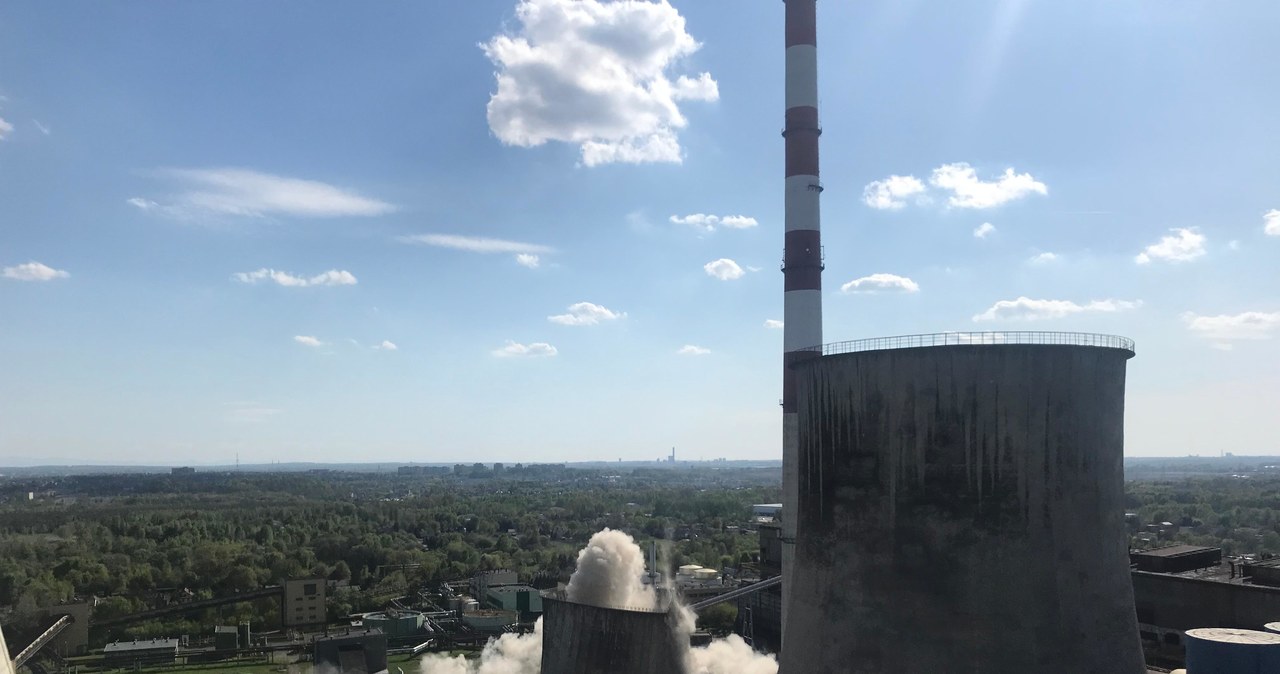 Wielki komin znika w kilka sekund. Kontrolowany wybuch w Śląskiem [WIDEO]
