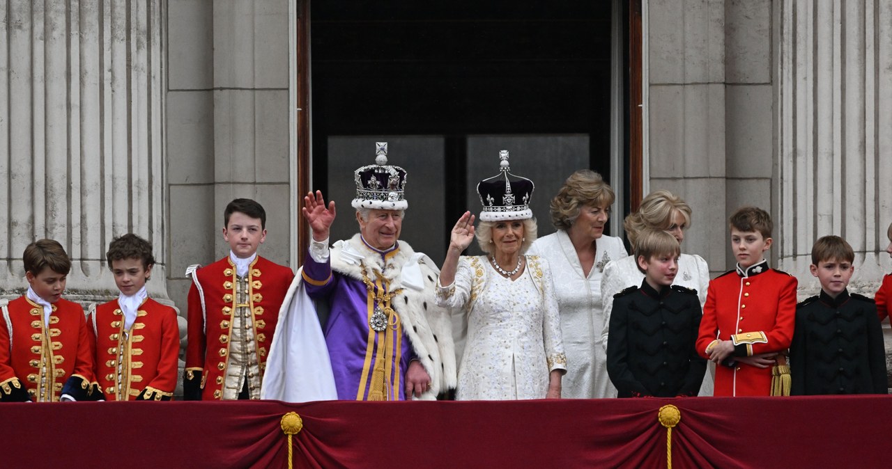 Karol III królem! Para królewska pozdrowiła poddanych z Pałacu Buckingham [ZAPIS RELACJI]