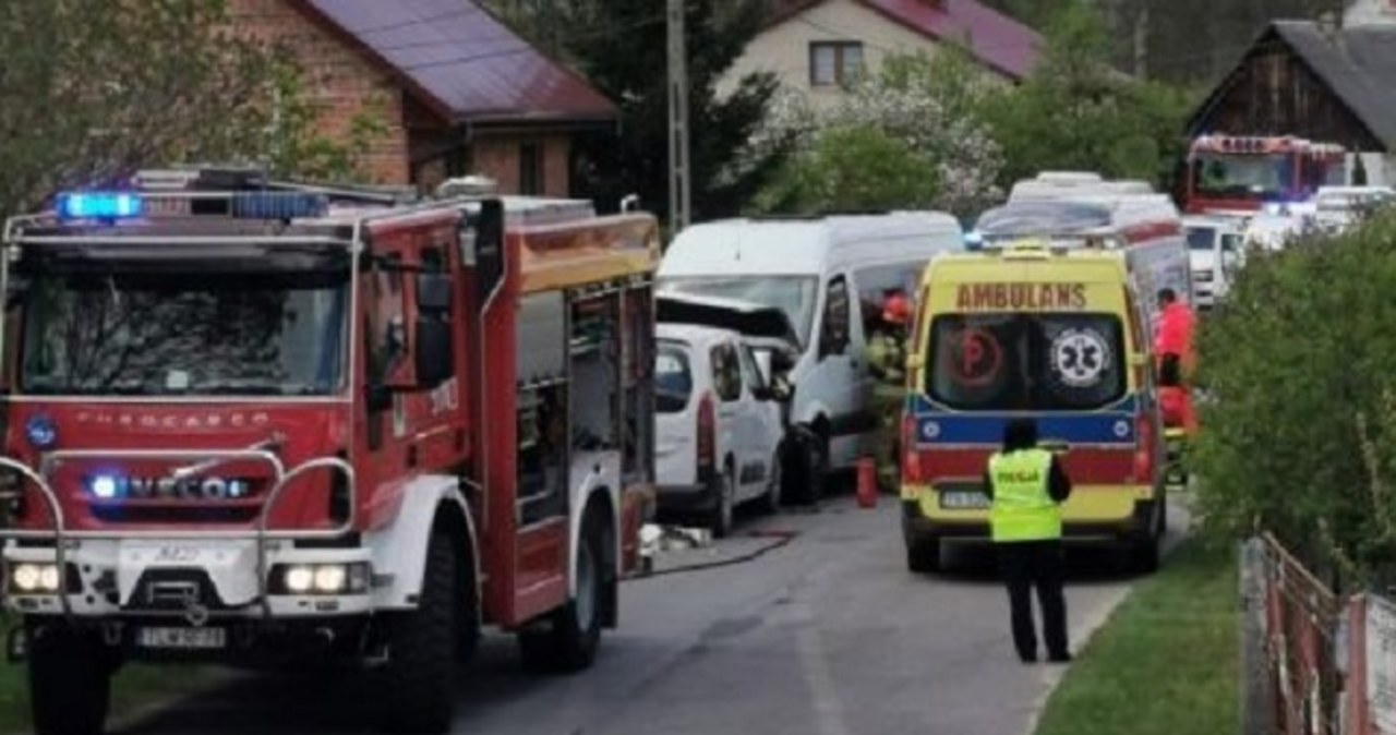 Zderzenie busa z autem osobowym. Są poszkodowani