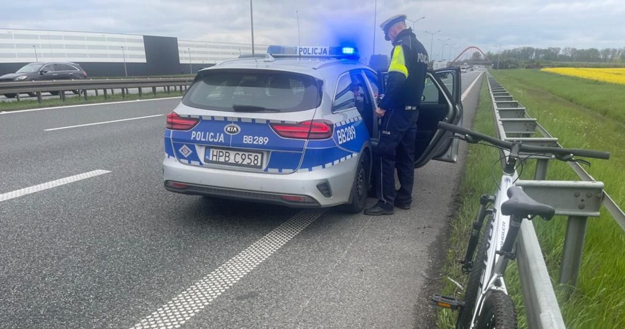 Autostradą rowerem na pierwszą komunię. Zaskakujące tłumaczenie 55-latka