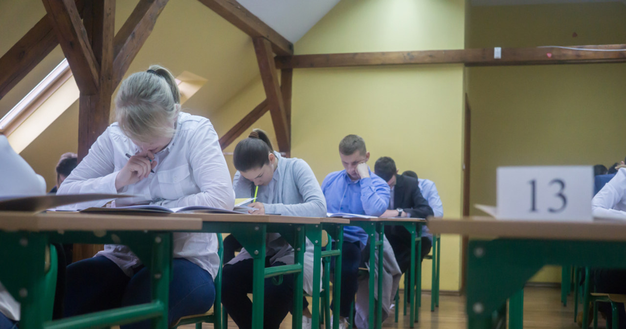 Nauczyciel spalił matury uczniów. Chciał dać drugą szansę tym, którzy oblali
