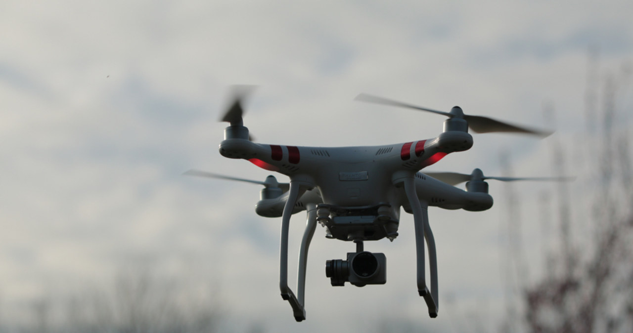 Policyjny dron wciąż nieodnaleziony. Poszukiwania są utrudnione