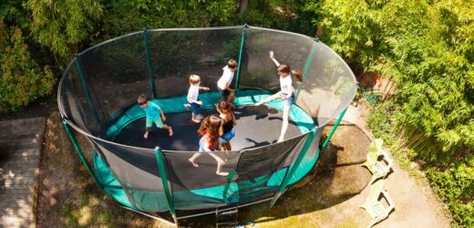 Postawili w ogrodzie trampolinę. Sąsiadka grzmi: „nie mam już prywatności”