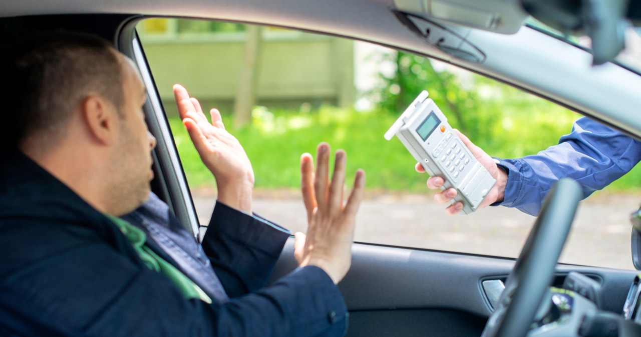Wracał z komunii na podwójnym gazie. Samochód stoczył się na radiowóz