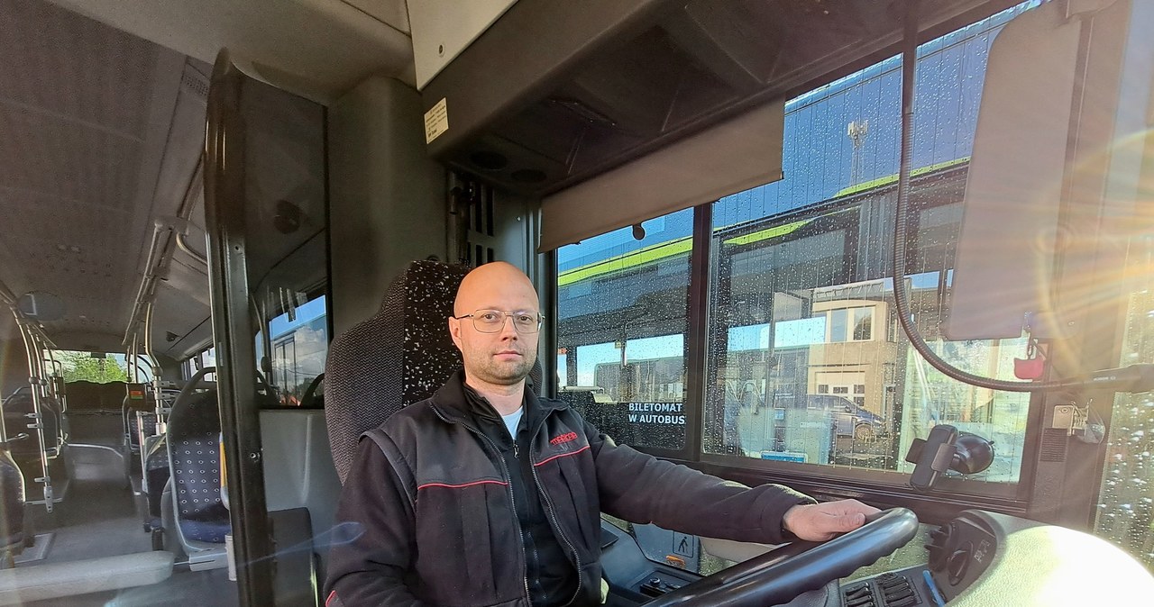 3-latek bez butów przy ruchliwej trasie. Dziecko uratował kierowca autobusu