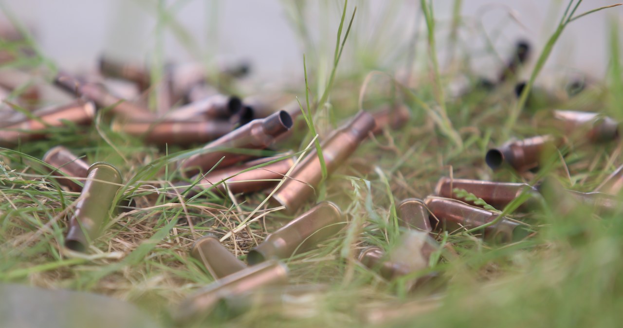 ​74-latek próbował przeciąć niewypał