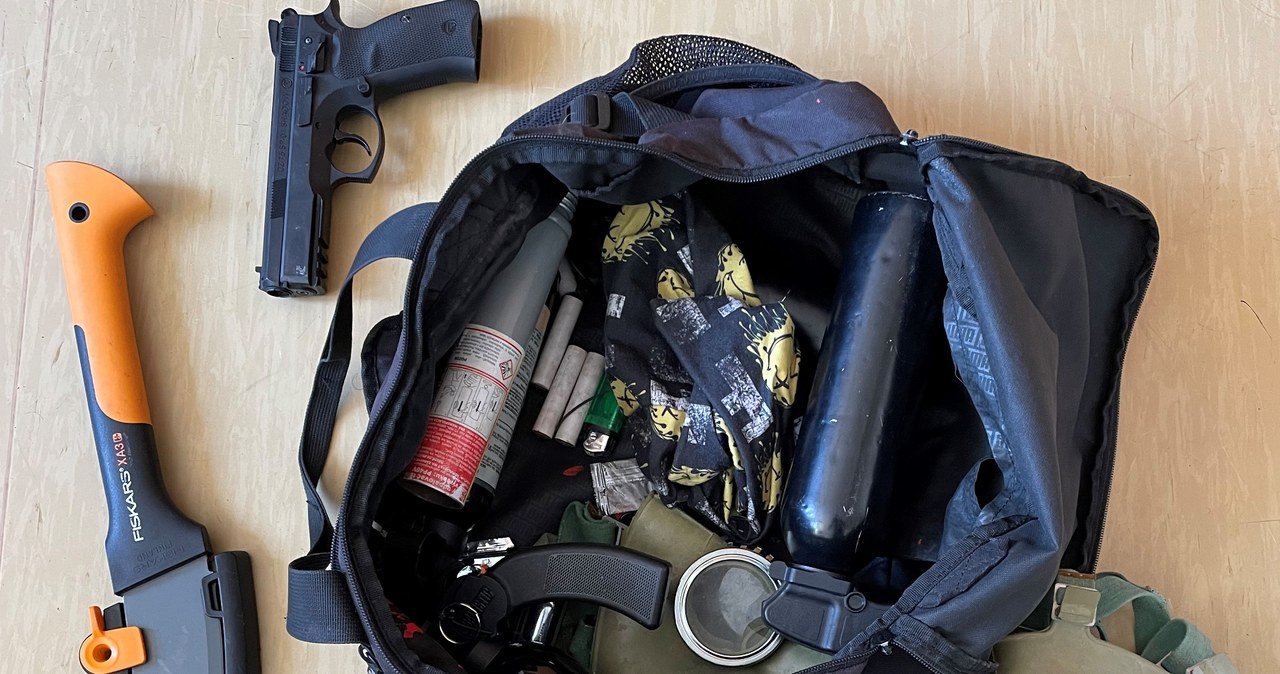 Policja zatrzymała grupę nastoletnich pseudokibiców. Mieli przy sobie maczety i pistolet