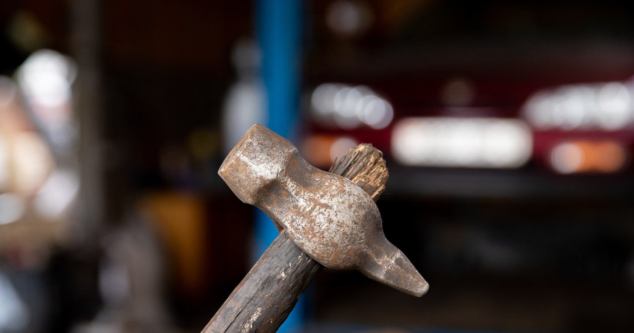 Zaatakował śpiącą żonę, bo posądzał ją o zdradę. 79-latek też chciał się zabić