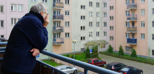 Trzaskanie drzwiami, brak prywatności. Co najbardziej denerwuje nas w zachowaniach sąsiadów?