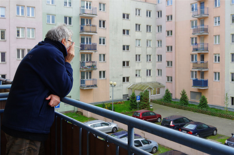 Trzaskanie drzwiami, brak prywatności. Co najbardziej denerwuje nas w zachowaniach sąsiadów?