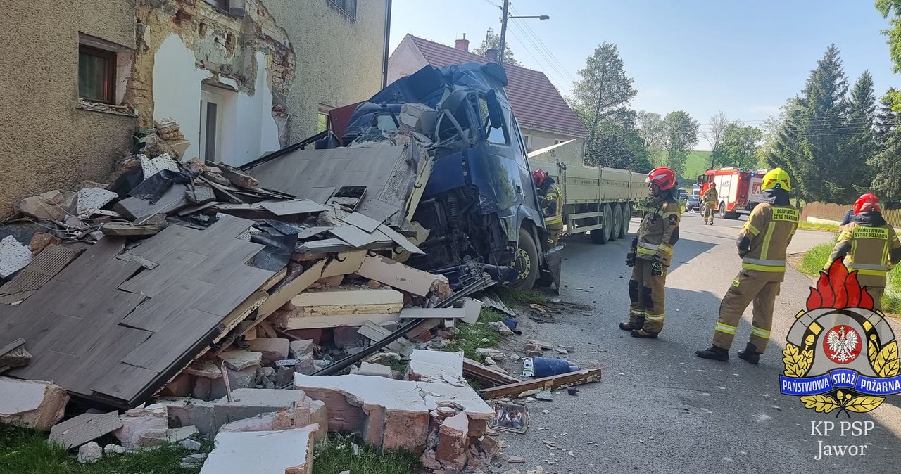 Ciężarówka wjechała w dom. Wypadek w Mściwojowie