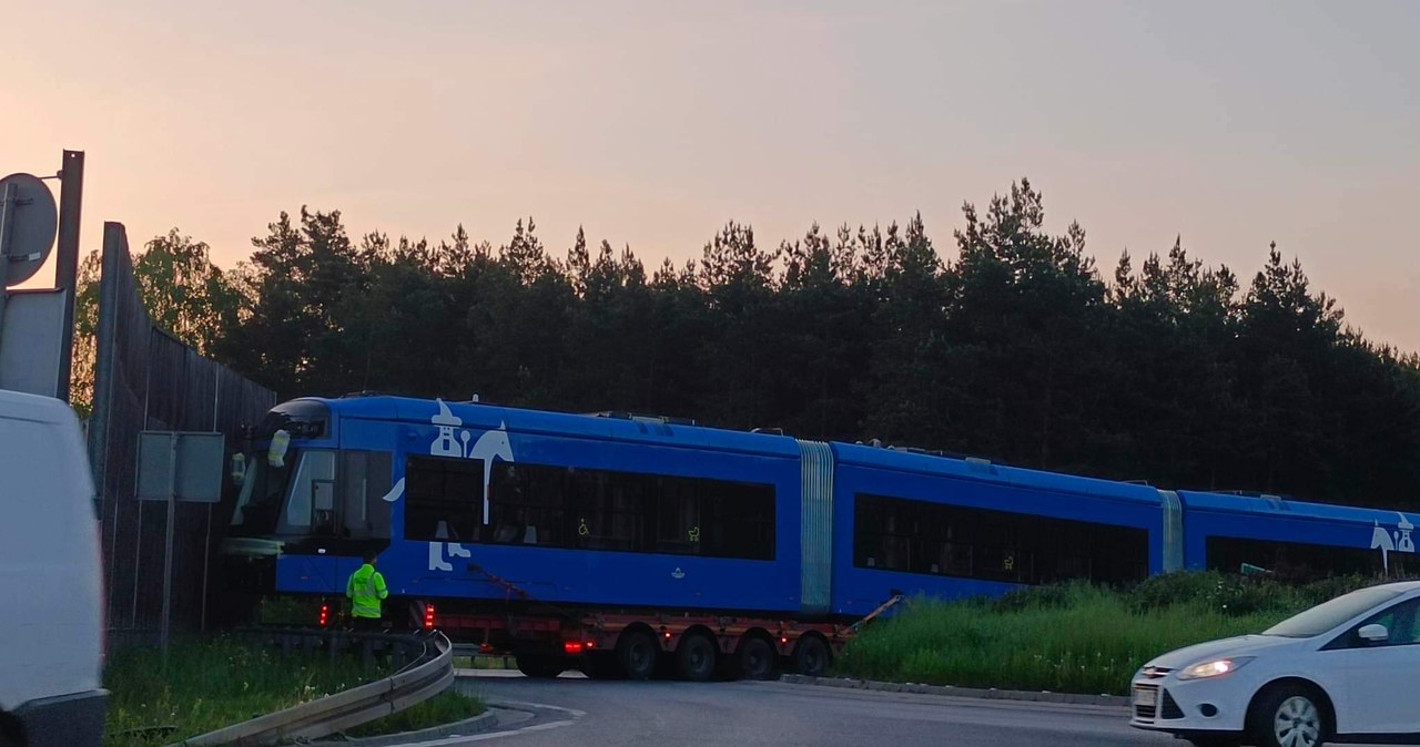 Krakowski tramwaj znów zablokował rondo w rejonie Kielc
