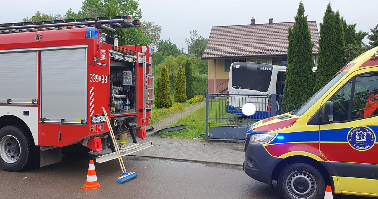 Autobus MPK staranował ogrodzenie i wjechał do przydomowego ogródka