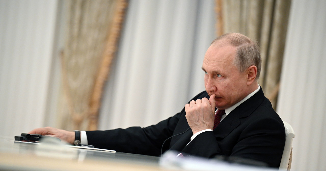 Putin przy mapie. Jest na niej Rosja i Polska, nie ma Ukrainy