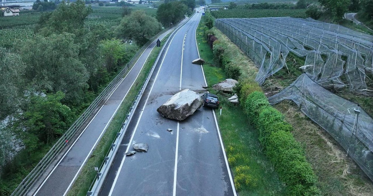 Gigantyczny głaz spadł na drogę. Cudem uniknęli śmierci
