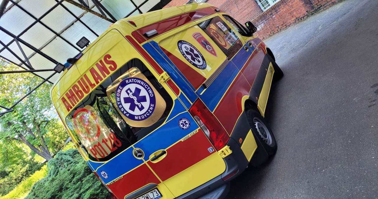 Zapłakane dziecko biegło za tramwajem. W środku została mama