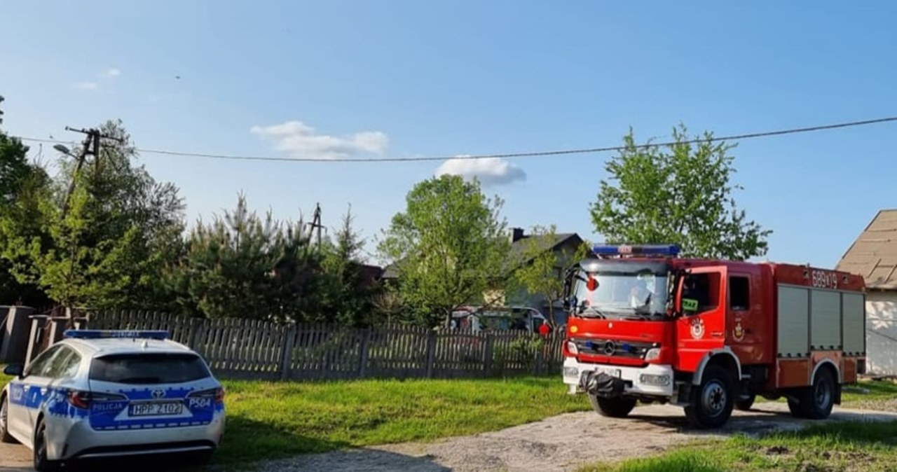 Spadochroniarz wylądował na dachu domu