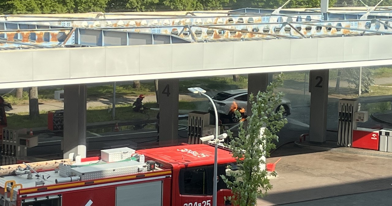 Gdańsk: Pożar auta elektrycznego na stacji benzynowej