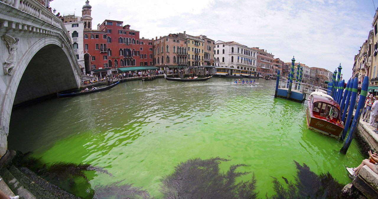 Tajemnicza plama na Canal Grande w Wenecji