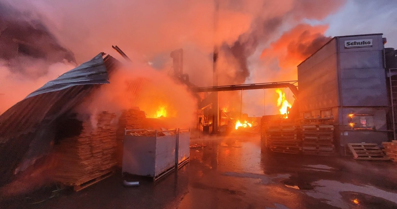 Pożar zakładu produkującego trumny w Łubnej