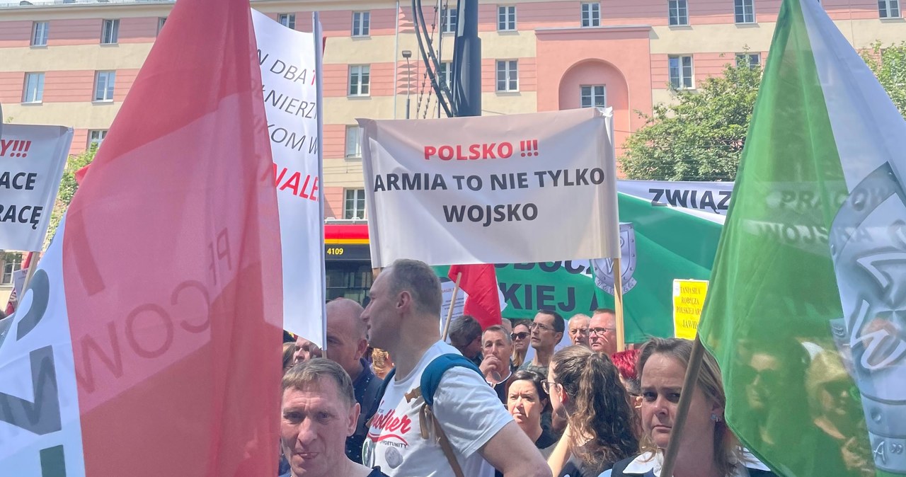 Pracownicy cywilni protestują pod siedzibą MON. Ultimatum dla Błaszczaka