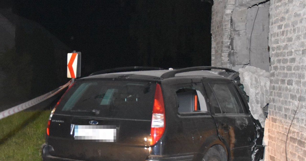 Samochodem wbił się w budynek. 30-latek był pijany