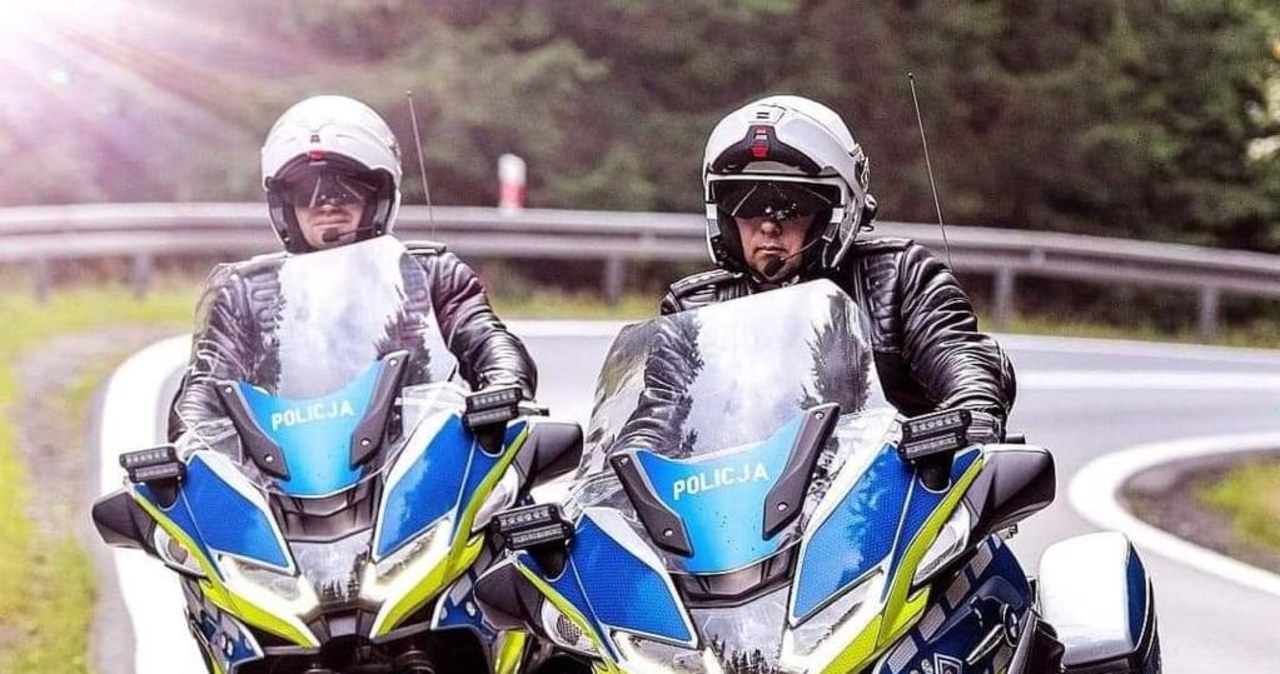 Policjanci prezentują grę w ramach akcji bezpieczeństwa w ruchu drogowym