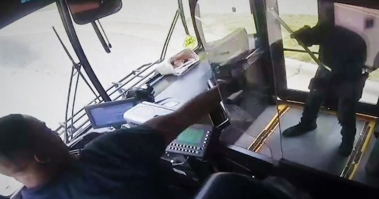 Strzelanina w autobusie. Kierowca też miał broń