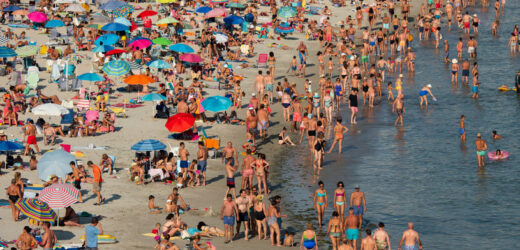 Zamiast rajskich plaż tłumy, hałas i brud. Tych miejsc lepiej unikać w wakacje