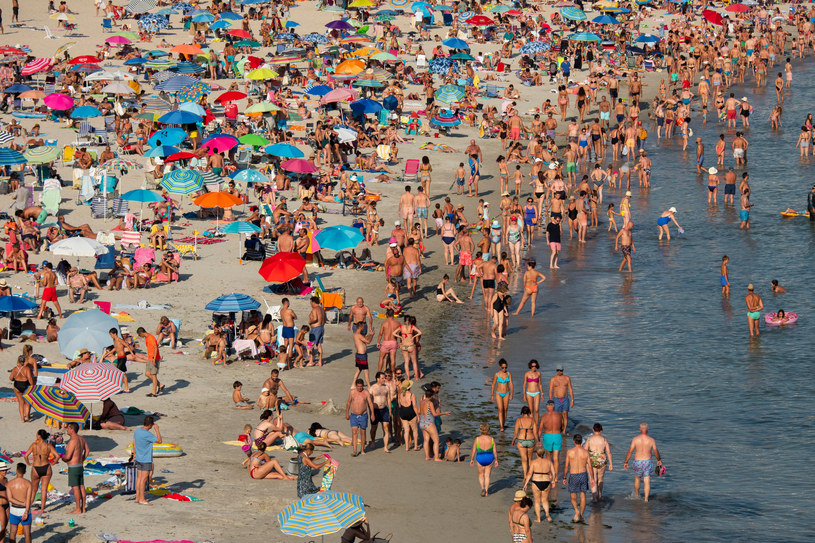 Zamiast rajskich plaż tłumy, hałas i brud. Tych miejsc lepiej unikać w wakacje