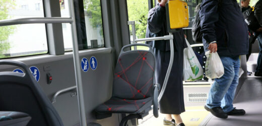 Odwieczna walka w autobusach miejskich. Ustąpić czy nie?