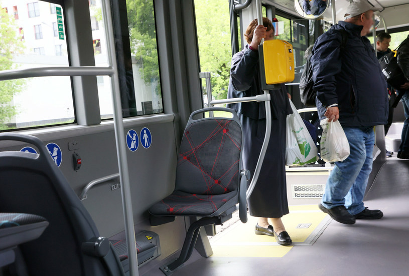 Odwieczna walka w autobusach miejskich. Ustąpić czy nie?