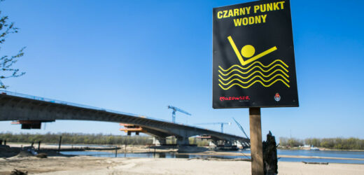 Czarne punkty nad wodą. Jeśli zobaczysz taki znak, dobrze się zastanów nad kąpielą
