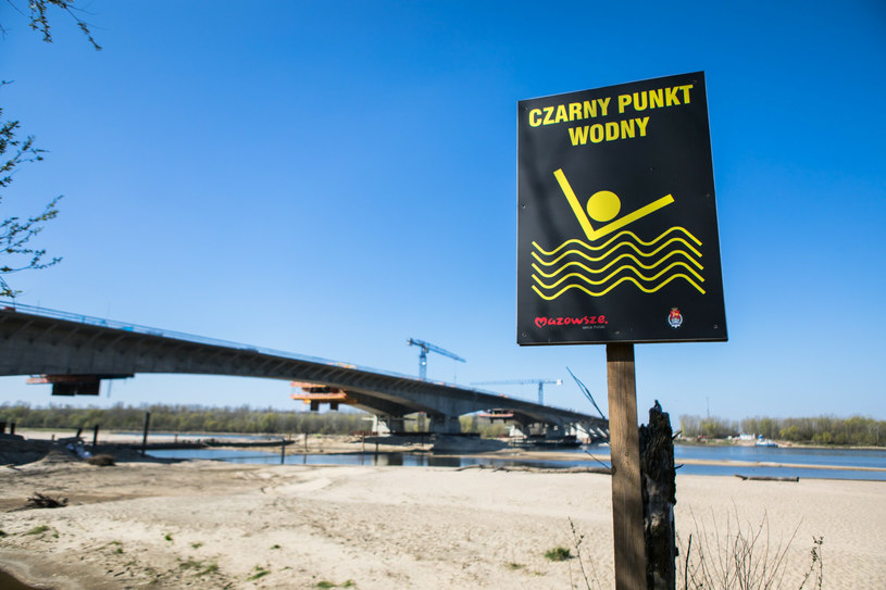 Czarne punkty nad wodą. Jeśli zobaczysz taki znak, dobrze się zastanów nad kąpielą