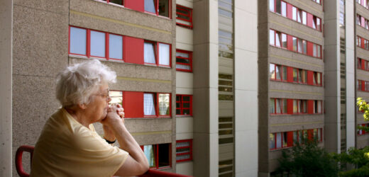 86-latka wyrzuciła przez balkon kartę i podała PIN. Oszuści nie mogli trafić lepiej
