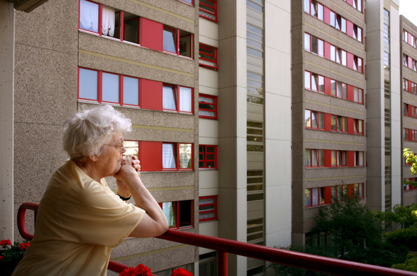 86-latka wyrzuciła przez balkon kartę i podała PIN. Oszuści nie mogli trafić lepiej