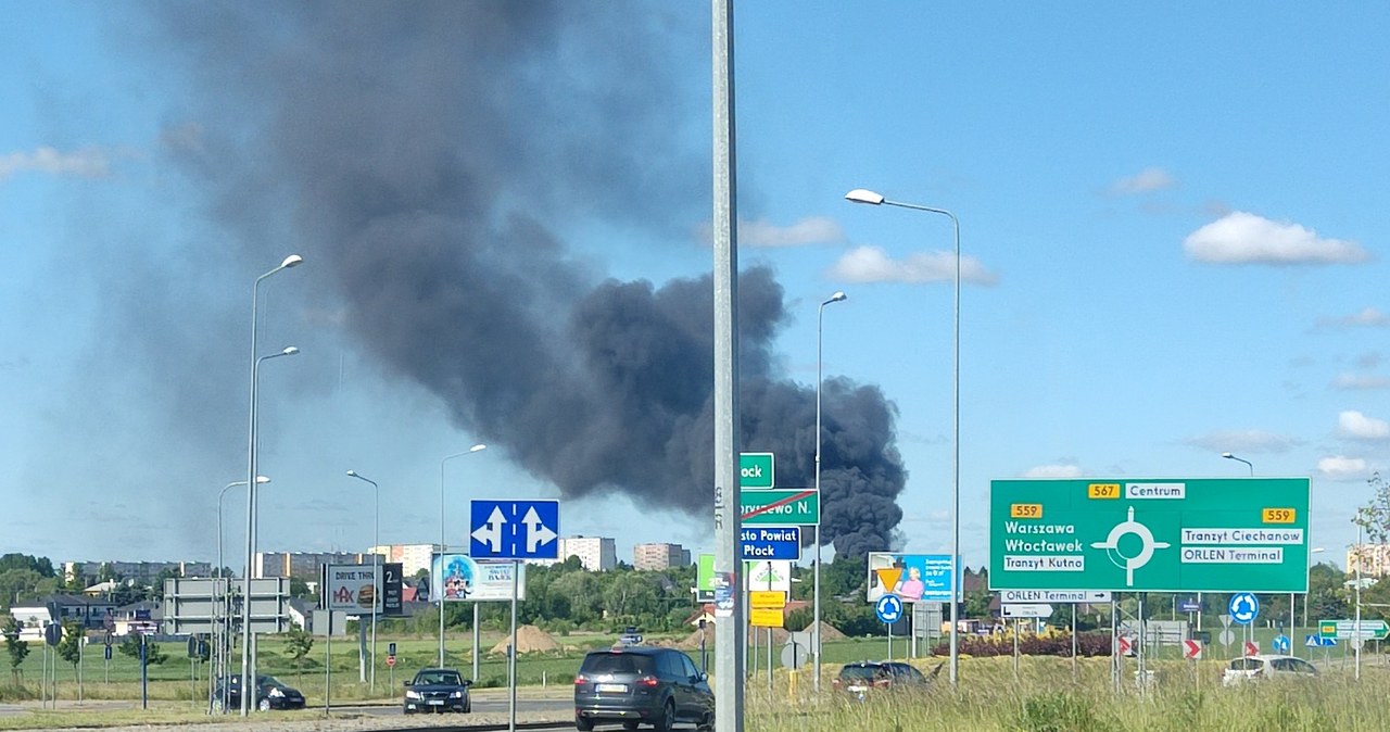 Pożar w hali firmy wywożącej odpady w Płocku