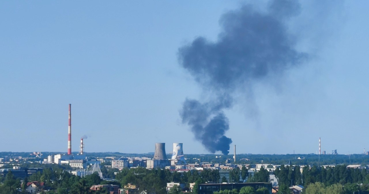 Kłęby dymu nad Nową Hutą w Krakowie