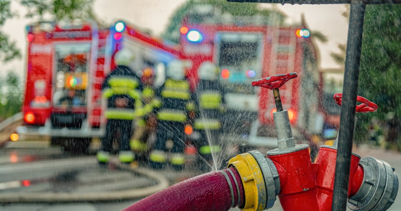 Pożar w Laskach. Najpierw zapaliła się papa, później rura z gazem