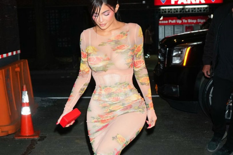 Kylie Jenner eksponuje idealny brzuch. W komentarzach wrze