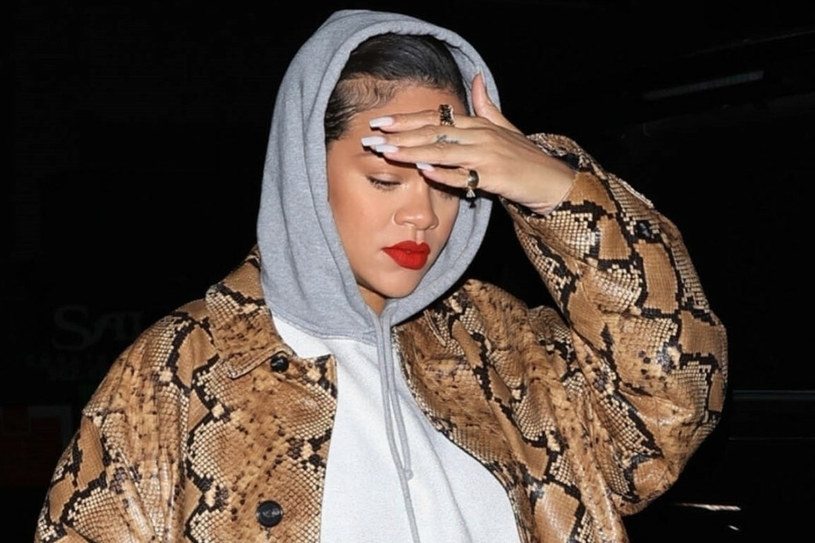 Ciężarna Rihanna zmierza w środku nocy do knajpy. Paparazzi rzucili się do zdjęć