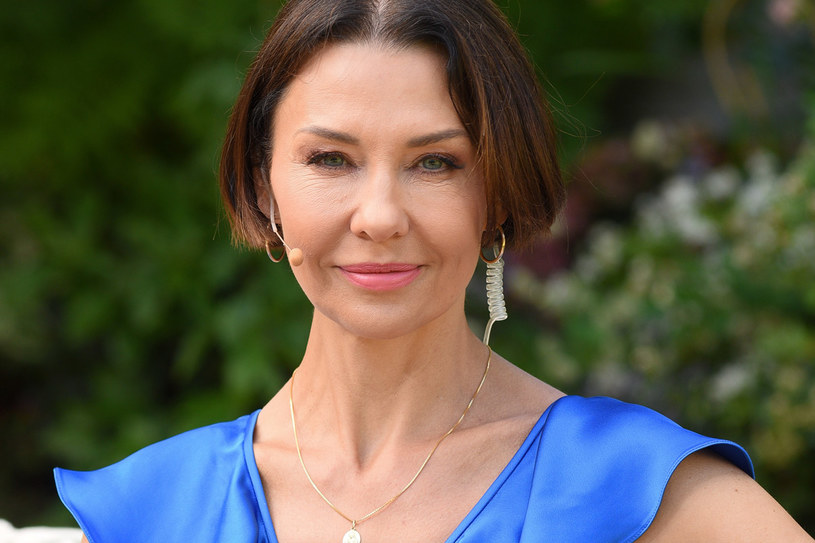 Anna Popek zachwyca w atłasowej sukience. Fani oczarowani jej zgrabnymi nogami