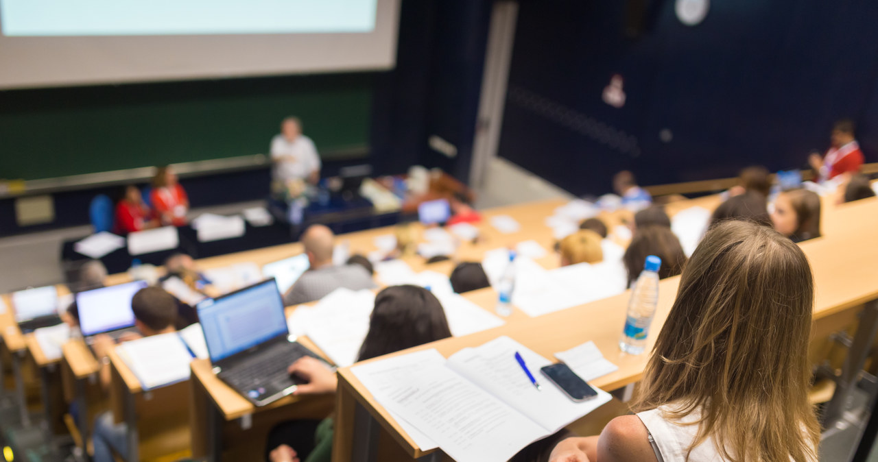 Absolwenci tych kierunków studiów zarabiają najlepiej
