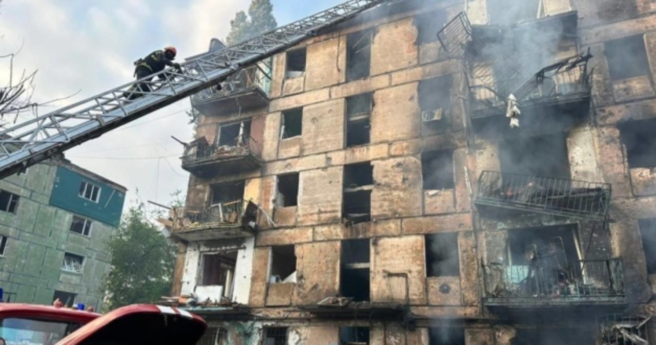 Rosjanie uderzyli w wielopiętrowy budynek w Krzywym Rogu. 3 osoby nie żyją, 25 rannych [RELACJA]