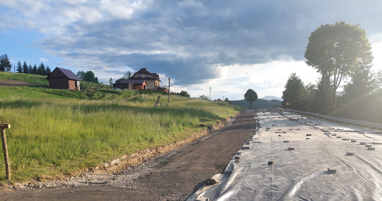 Aktywne osuwisko. Krajowa 28 między Kasiną Górną a Gruszowcem zamknięta