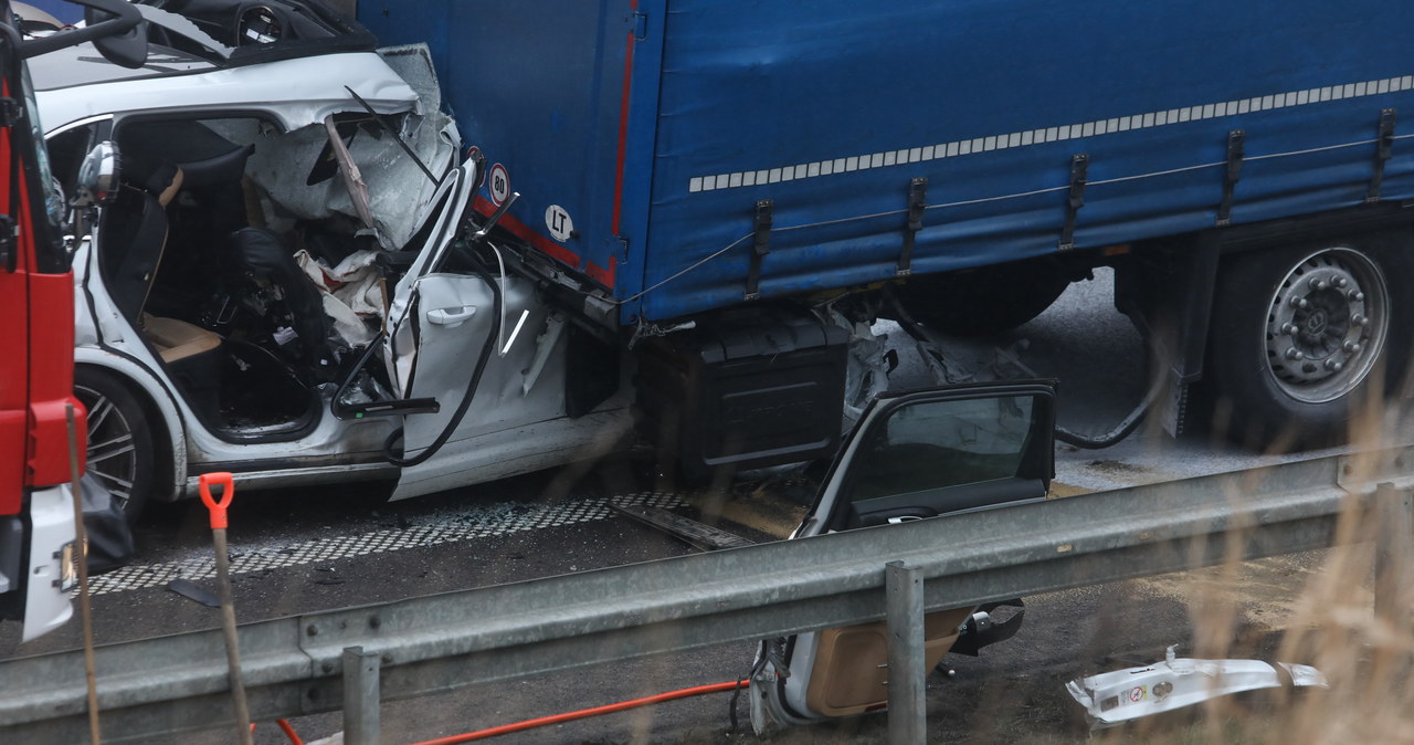 Trzy osoby zginęły w porsche. Prokuratura o przyczynach tragedii