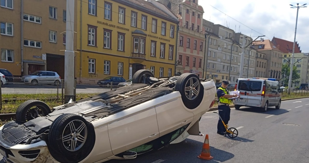 Dachowanie w centrum Wrocławia. Są ranni