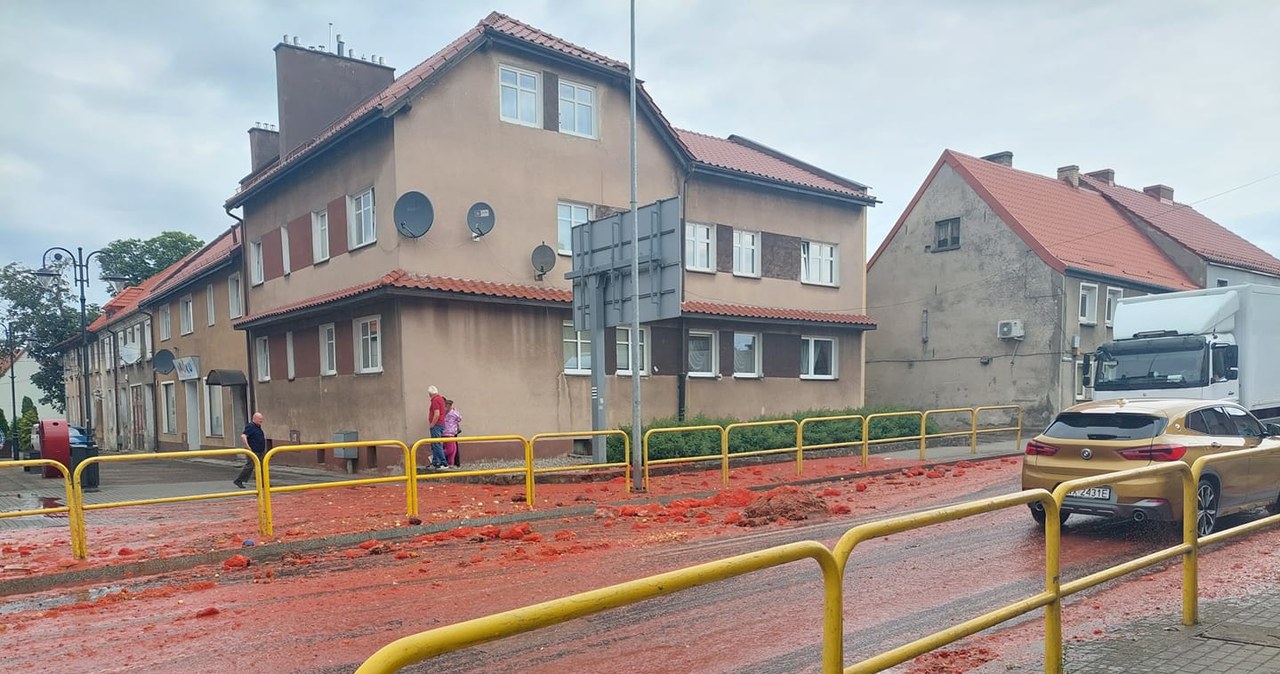 „Rondo Bolognese” w Czaplinku. Wylał się tam przecier pomidorowy