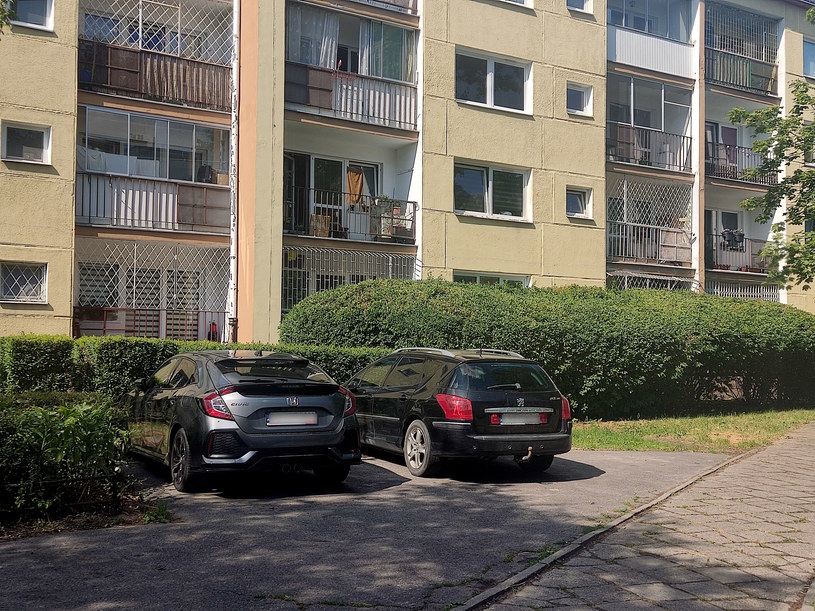 Sąsiad parkuje samochód pod twoim oknem? Lepiej sprawdź, jakie masz prawa